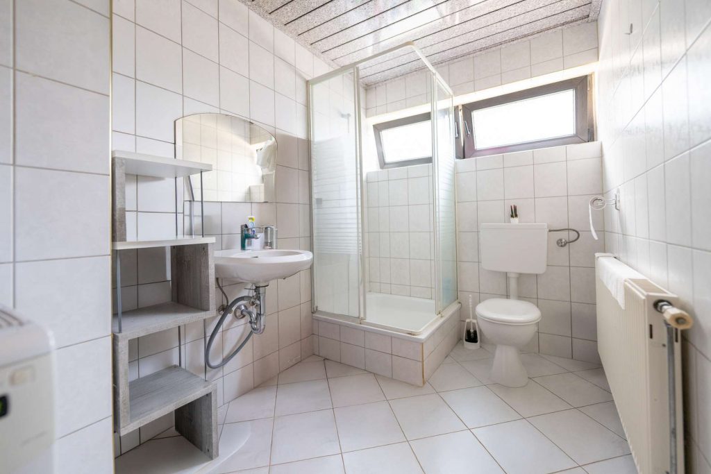 Tageslichtbad mit Dusche