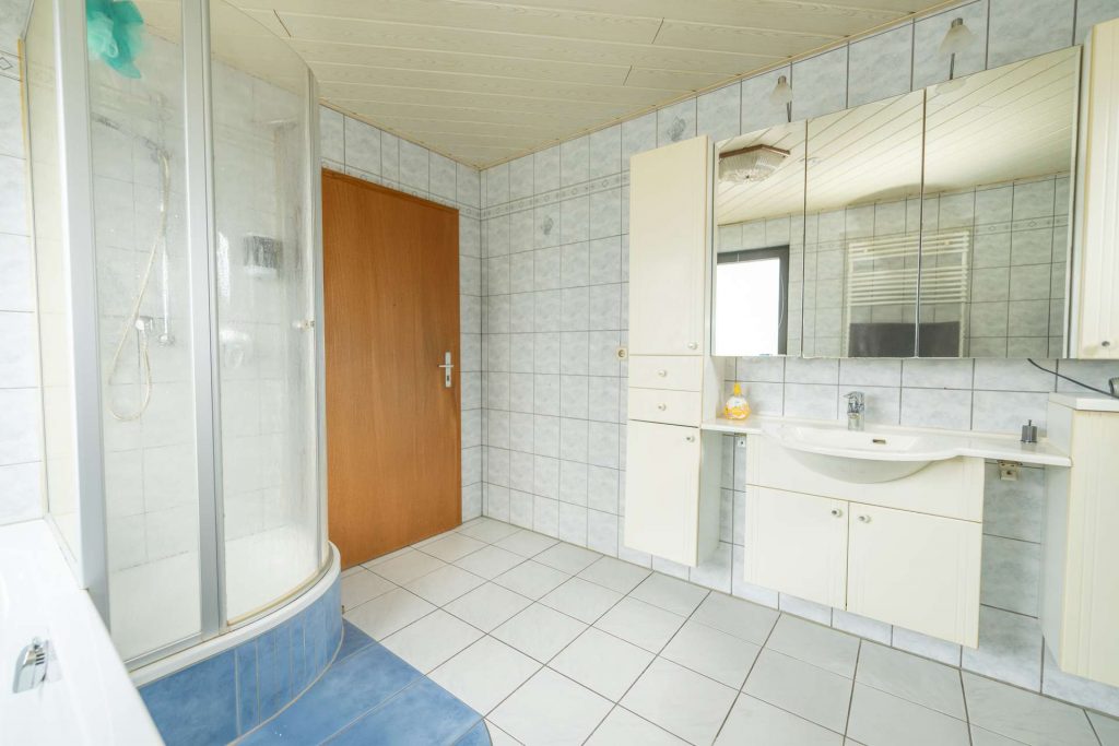 Bad mit Wanne und Dusche Obergeschoss