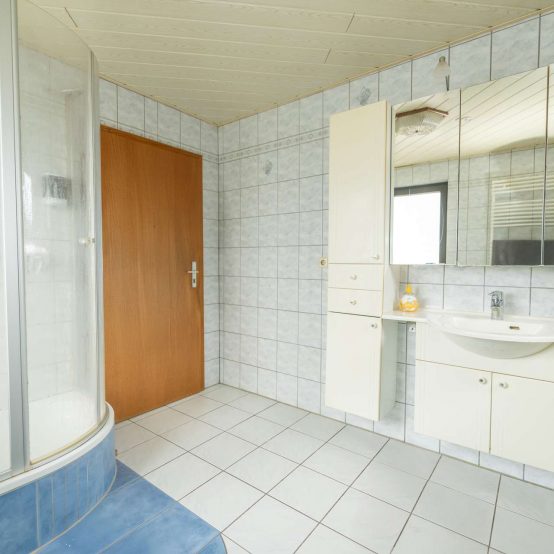Bad mit Wanne und Dusche Obergeschoss