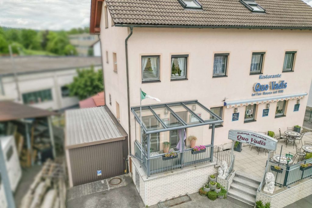 Ansicht mit Garage