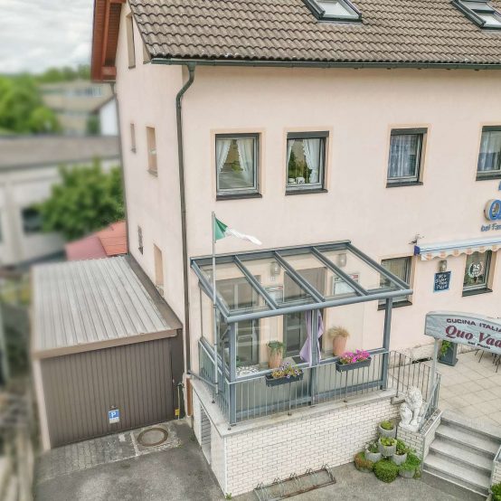 Ansicht mit Garage