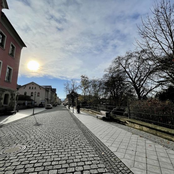 Fußgängerzone mit Zugang zum Stadtpark