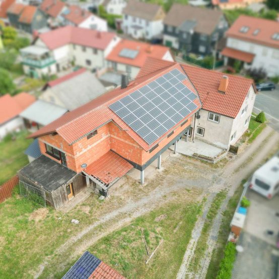 Luftbild Dach mit Photovoltaik