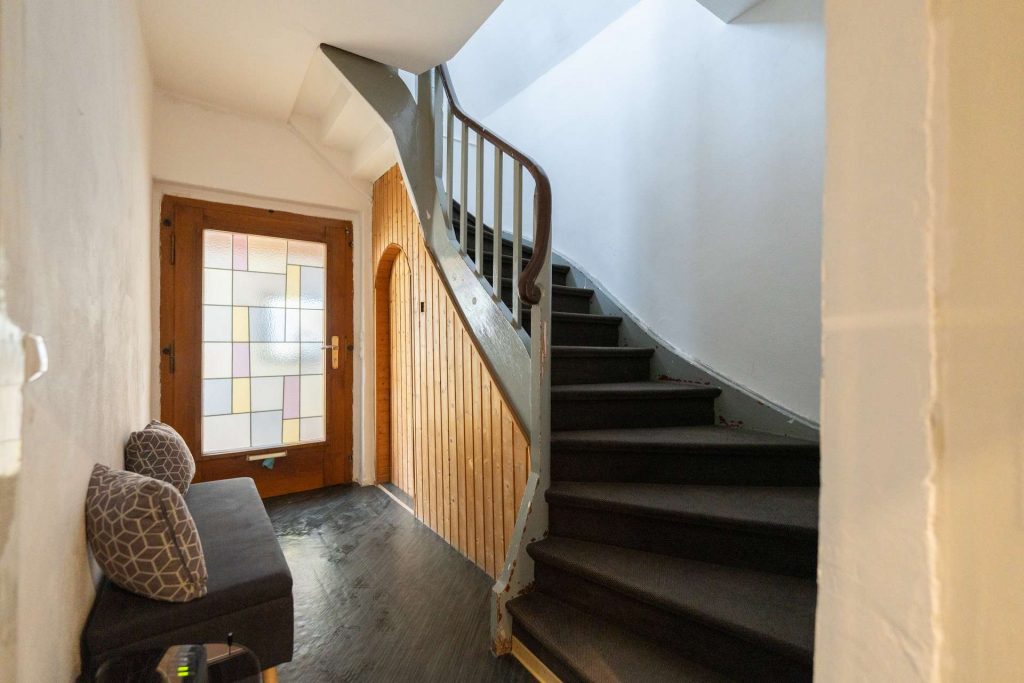 Holztreppe zum Obergeschoss