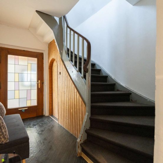 Holztreppe zum Obergeschoss