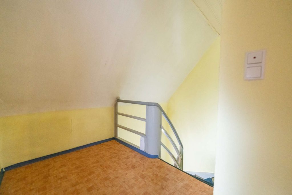 Treppe vorderes Haus