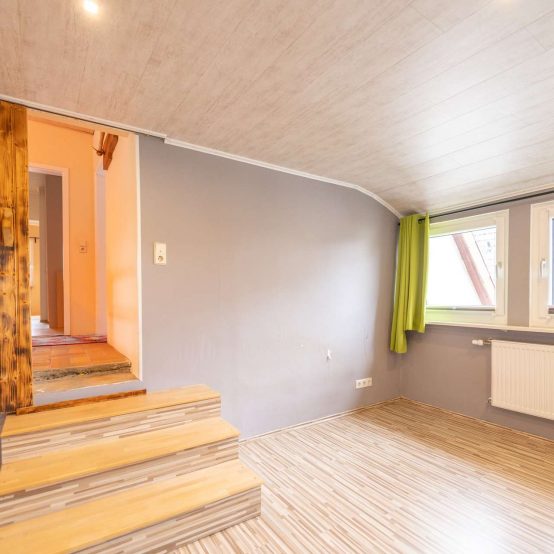 Kind/ Büro vorderes Haus