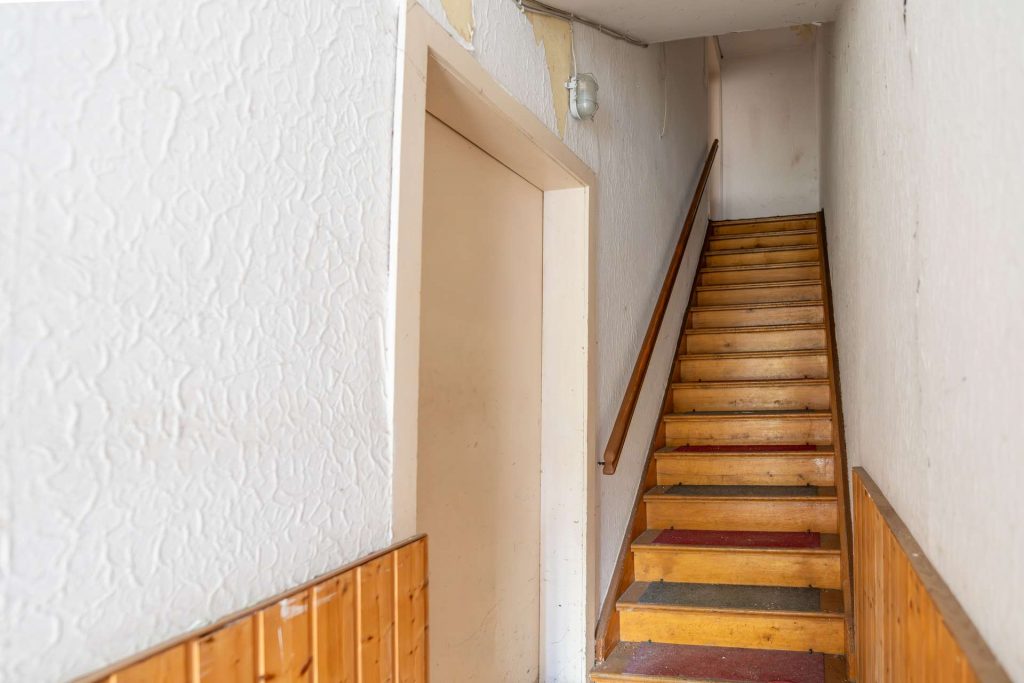 Treppe zur Wohnung im OG rechts