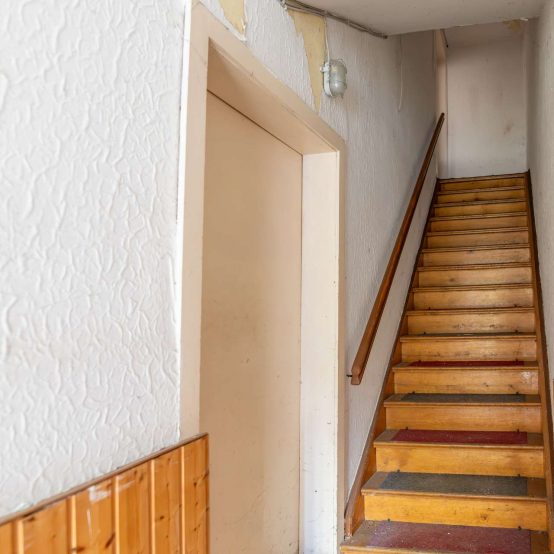 Treppe zur Wohnung im OG rechts