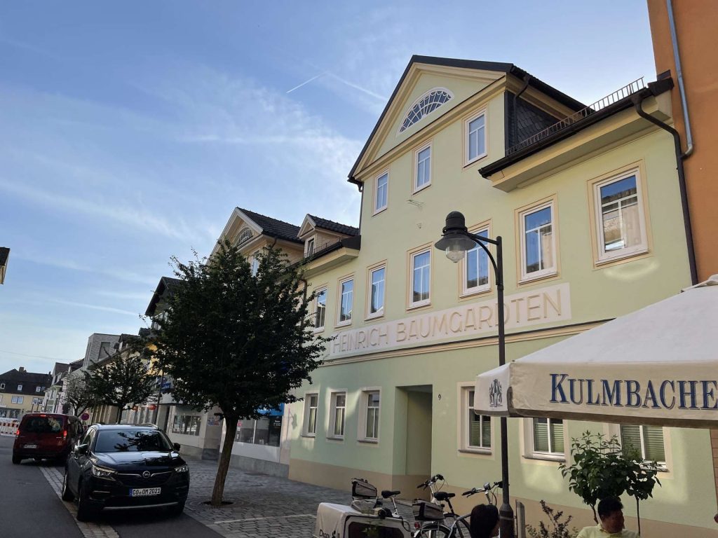 Ansicht saniertes Gebäude in der Straße