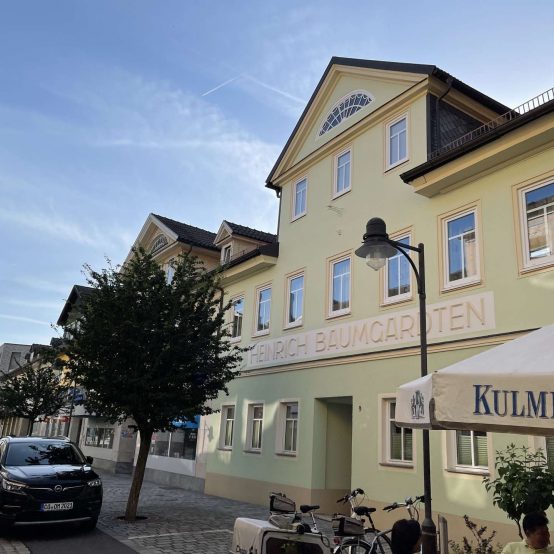 Ansicht saniertes Gebäude in der Straße