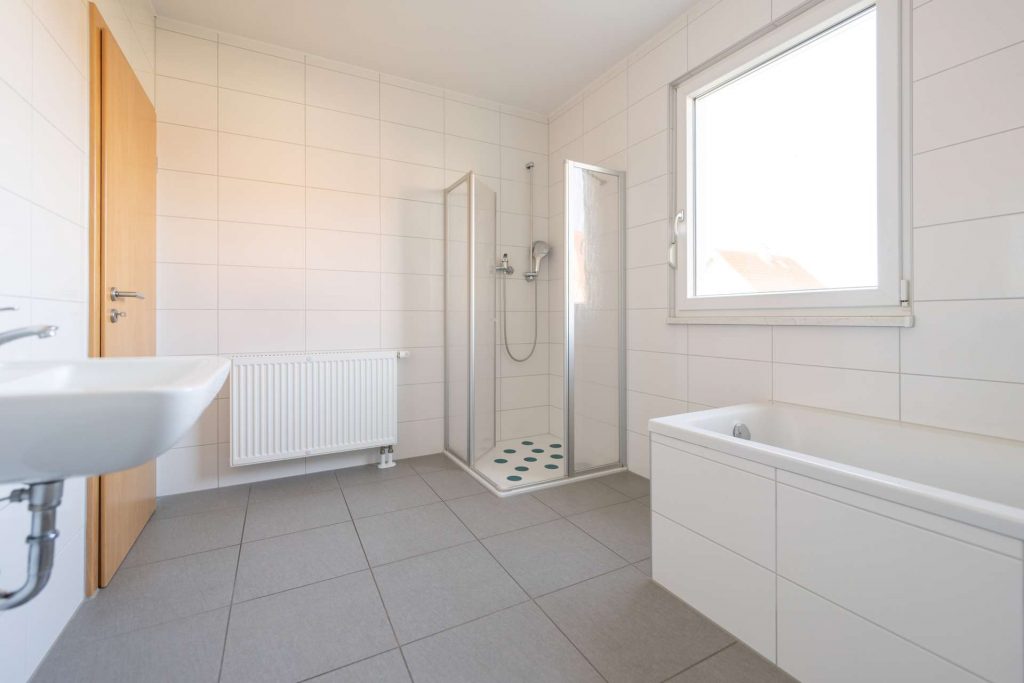 Tageslichtbad mit Wanne und Dusche