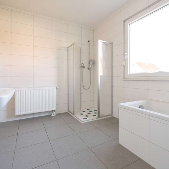 Tageslichtbad mit Wanne und Dusche