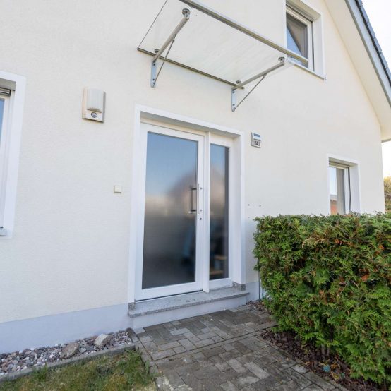 Moderne Eingangstüre mit Vordach