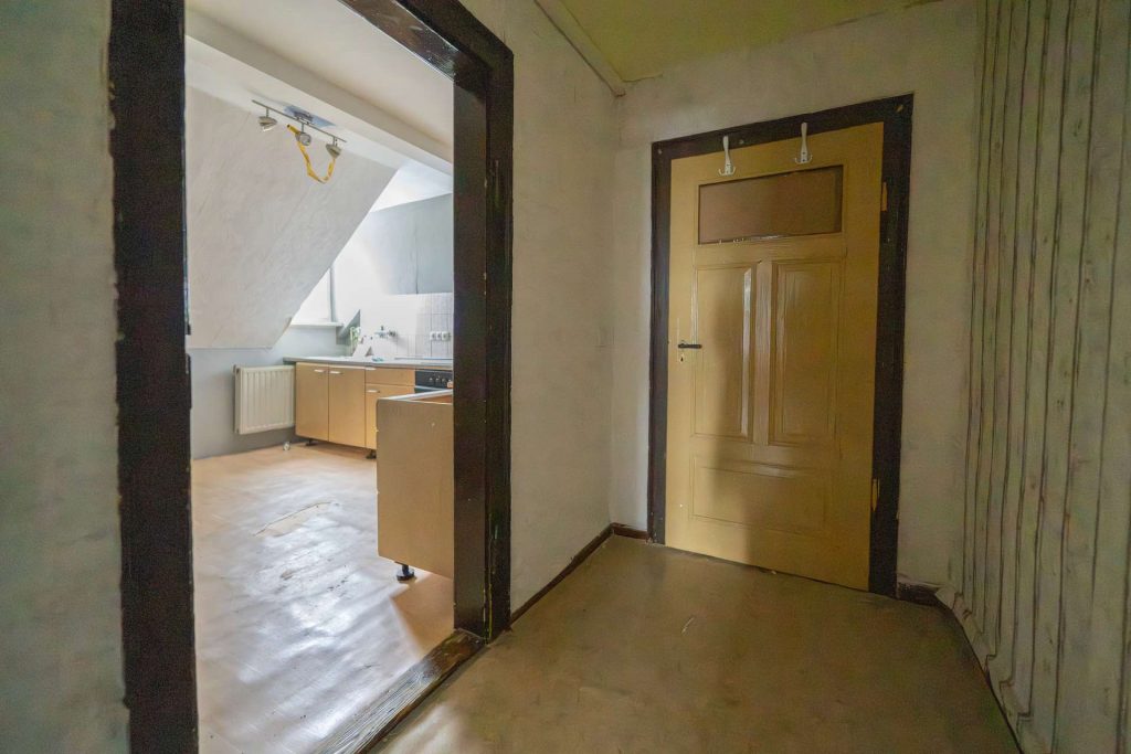 Wohnungsflur mit Blick zur Küche DG rechts