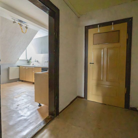 Wohnungsflur mit Blick zur Küche DG rechts