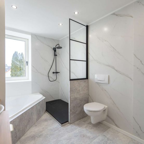 Tageslichtbad mit Wanne und Dusche