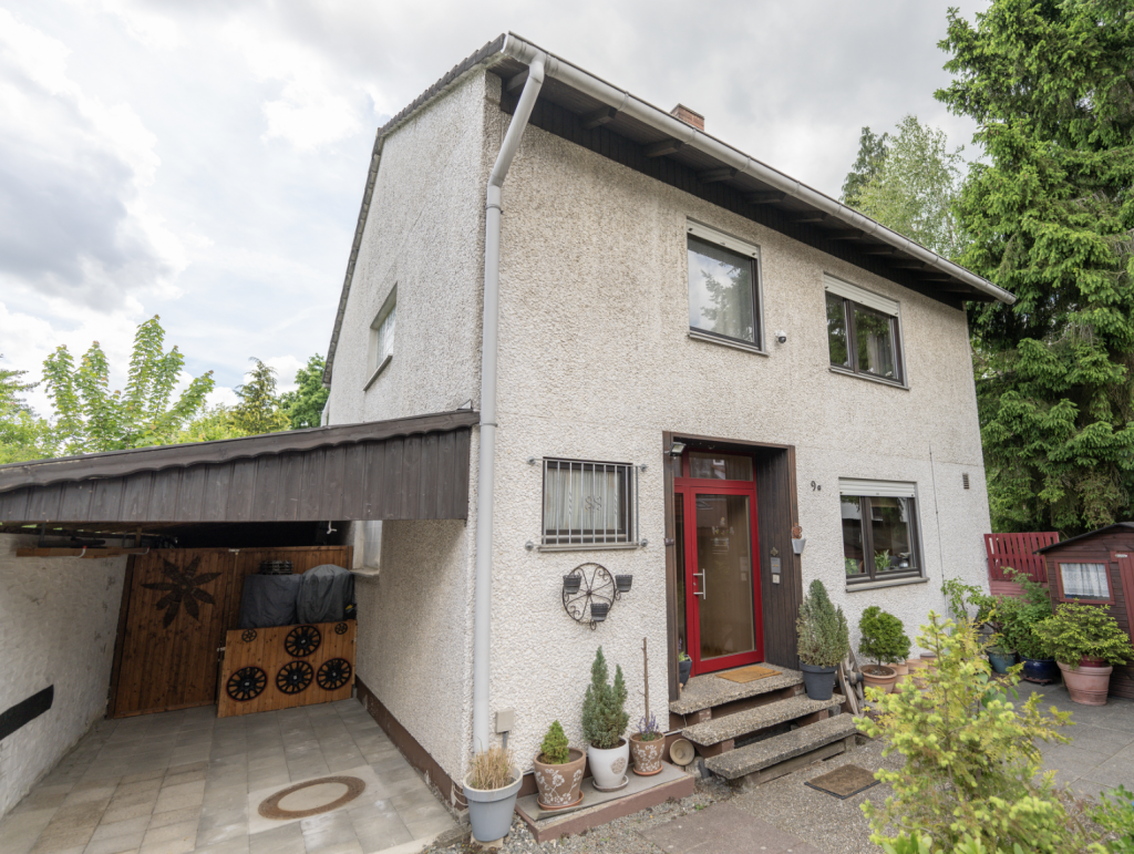 Haus 1 Hauseingang mit Carport