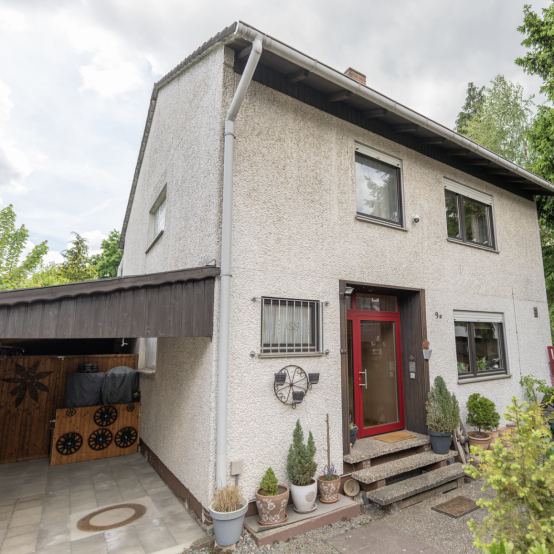 Haus 1 Hauseingang mit Carport