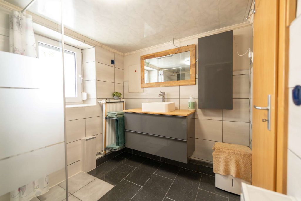 Haus 2 Bad mit Dusche