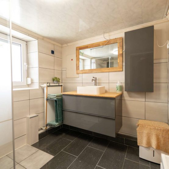 Haus 2 Bad mit Dusche