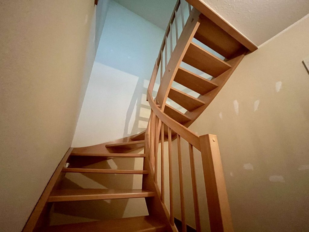 Treppenaufgang zum Dachgeschoss in der Wohnung